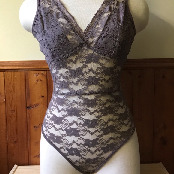 Purple lace body suit with open back - Picture 2 of 10